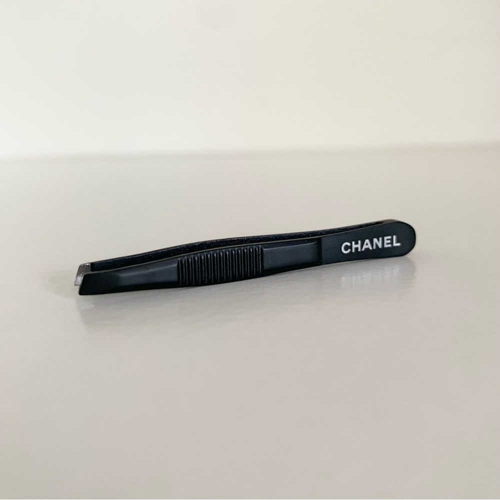 Hold NEW Chanel matte black metal tweezers